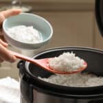 Rijst koken in de rijstkoker
